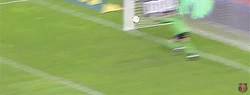 Enlace a GIF: El segundo penalty parado por Valdés en su semana fantástica