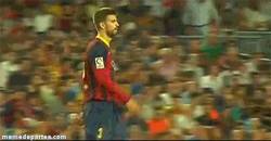 Enlace a GIF: Valdés le hace una peineta a Piqué
