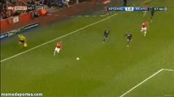 Enlace a GIF: Primer gol de Özil frente al Napoli