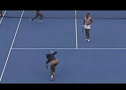 Enlace a VÍDEO: Serena Williams falla dos lanzamientos seguidos y casi revienta la raqueta contra el suelo