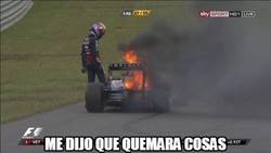 Enlace a Mark Webber quemando su coche por segunda carrera consecutiva