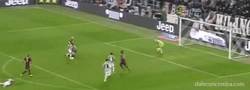 Enlace a GIF: Gran gol de Zapata Juventus 2-1 Milán