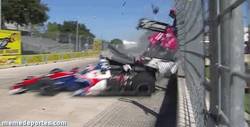 Enlace a GIF: Accidente espeluznante en la Indy Car