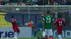 Enlace a GIF: Otro ángulo del gol de Raúl Jiménez con Mexico