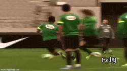Enlace a GIF: Caño de David Luiz a Neymar en entrenamiento