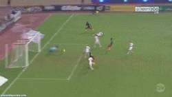 Enlace a GIF: ¿Benzema jugando con Camerún?