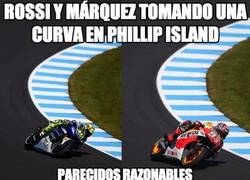 Enlace a Rossi y Márquez tomando una curva en Phillip Island