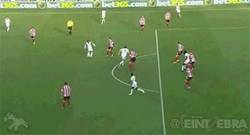 Enlace a GIF: Golazo de De Guzmán frente al Sunderland