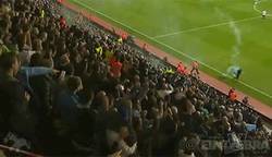 Enlace a GIF: Los fans del Tottenham lanzan una bomba de humo al árbitro