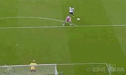 Enlace a GIF: Y Soldado sigue a lo suyo en la Premier, marcando goles