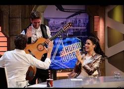 Enlace a VÍDEO: WTF. Sergio Ramos sorprende a Pilar Rubio con una canción de Flamenco