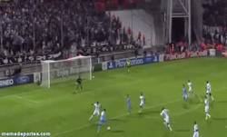 Enlace a GIF: Golazo de Duvan Zapata para concretar el segundo gol del Napoli