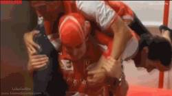 Enlace a GIF: Alonso cargándose a la espalda Ferrari, descripción gráfica
