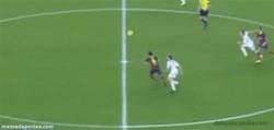 Enlace a GIF: Brutal control de Xavi Vs Real Madrid