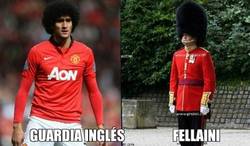 Enlace a Guardia inglés y Fellaini con la camiseta del Manchester United