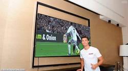 Enlace a GIF: Cristiano Ronaldo presumiendo de TV