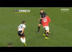 Enlace a GIF: Caño de Rooney al árbitro