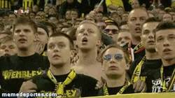 Enlace a GIF: Fans del Borussia tras el gol de Ramsey
