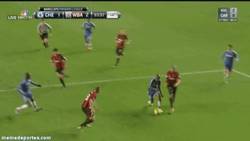 Enlace a GIF: Penalty inexistente que salva a Mourinho en el último minuto