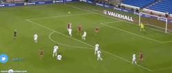 Enlace a GIF: Espectacular disparo de Bale contra Finlandia que por poco no acaba en golazo