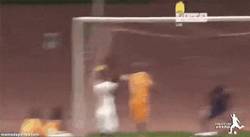 Enlace a GIF: Drogba no sólo marca golazos, sino que también los salva en línea de gol