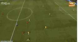 Enlace a GIF: Cristiano, máximo goleador de la historia de Portugal con este gol