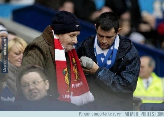 214824 - Cuando el respeto supera cualquier rivalidad. Fanático del Everton ayudando a uno del Liverpool.