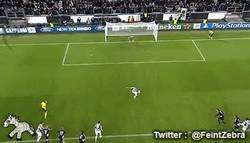 Enlace a GIF: Gol de penalty de la Juve para adelantar el marcador