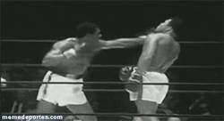 Enlace a GIF: Muhammad Ali: ''Sus manos no pueden golpear lo que sus ojos no pueden ver''