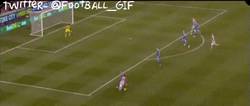 Enlace a GIF: Golazo de Assaidi que derrota al Chelsea en el último suspiro