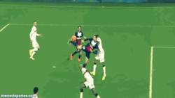 Enlace a GIF: Zlatan trata de repetir con un golazo como ante el Bastia