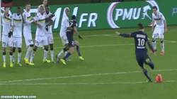 Enlace a GIF: Golazo de Ibrahimovic de tiro libre