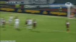 Enlace a GIF: Mario Balotelli, un tiro libre impresionante contra Livorno