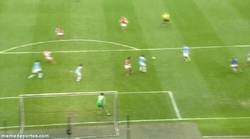 Enlace a GIF: Buen gol de Walcott que empata el partido ante el Manchester City