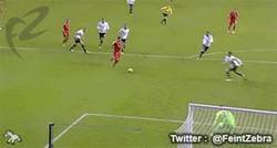 Enlace a GIF: Luis Suárez sigue a lo suyo, otro golazo contra el Tottenham