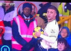 Enlace a Adebayor pillado en el Tottenham-Liverpool