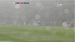 Enlace a GIF: Por mal tiempo se suspende el Stoke United, esto no lo hicieron el el Valladolid Celta
