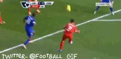 Enlace a GIF: El segundo golazo de Suárez. Además de marcar a pares, siempre son golazos