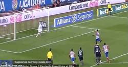 Enlace a GIF: El gol de Diego Costa de penalty, que lo hace más pichichi