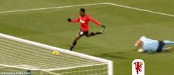 Enlace a GIF: El gol de Welbeck que acerca al United a la parte alta