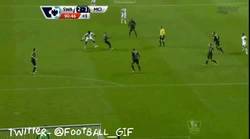 Enlace a GIF: Golazo de Wilfried contra el Manchester City
