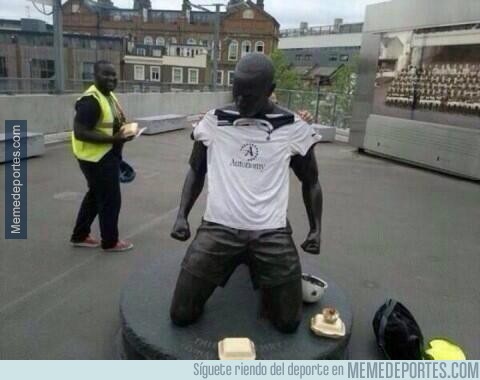 239421 - Los del Tottenham troleando la estatua de Henry