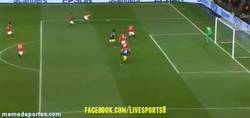 Enlace a GIF: El gol de Wilfried Bony en el minuto 90 que elimina al Manchester United de la FA Cup