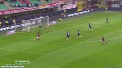 Enlace a GIF: Y con este gol, ¡Kaká hace su gol N° 100 en el Milan!