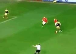Enlace a GIF: El árbitro Mike Dean cuando el United corta un contragolpe