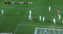 Enlace a GIF: El gol polémico de Carrico que salva al Sevilla a 2 minutos del final