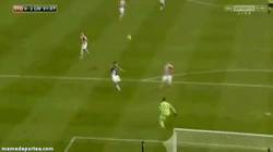 Enlace a GIF: Gol de Suárez aprovechando un malentendido
