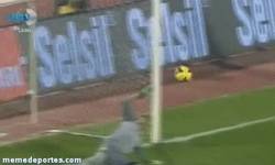 Enlace a GIF: Muslera aplaude a su rival tras tirarle un gran penalty a lo panenka