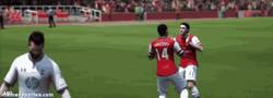 Enlace a GIF: La celebración un poco cursi de Özil y Walcott en FIFA 14