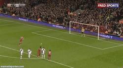 Enlace a GIF: Así es como el capitán Gerrard volvía a marcar y empataba el partido para el Liverpool